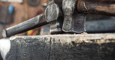 Stal narzędziowa a stopowa – którą do kucia