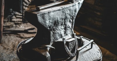 Jak wybrać kowadło – waga, materiał i kształt