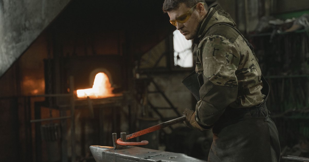 Jak wykuć siekierę – materiały, narzędzia, technika