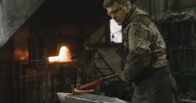 Jak wykuć siekierę – materiały, narzędzia, technika