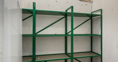 Regał metalowy do warsztatu – jak go wykonać