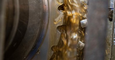Olej do obróbki metalu – wpływ na trwałość narzędzi