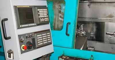 Tokarka CNC kontra manualna – którą wybrać